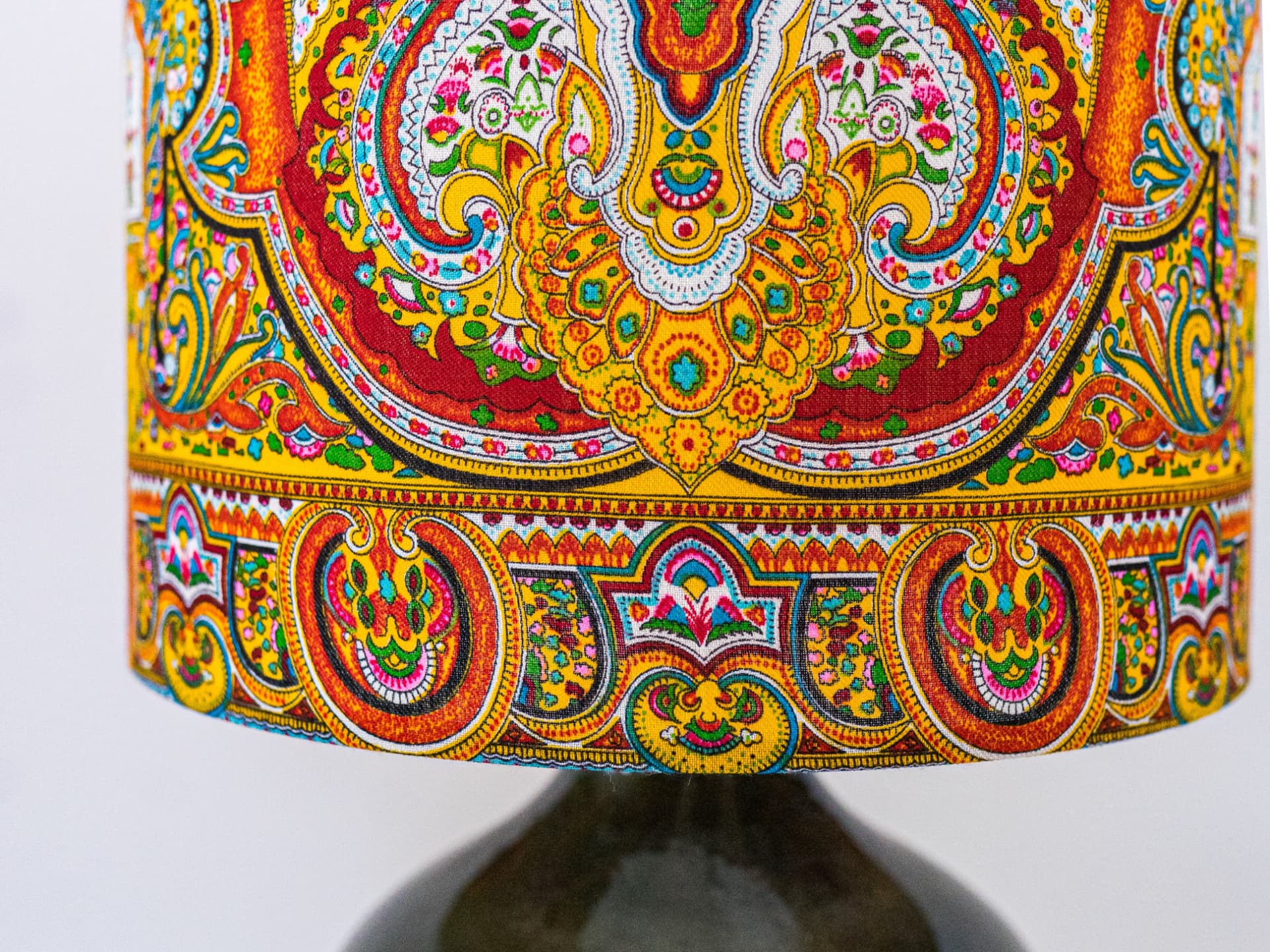 Detail eines gelben Schirms mit Paisleymuster