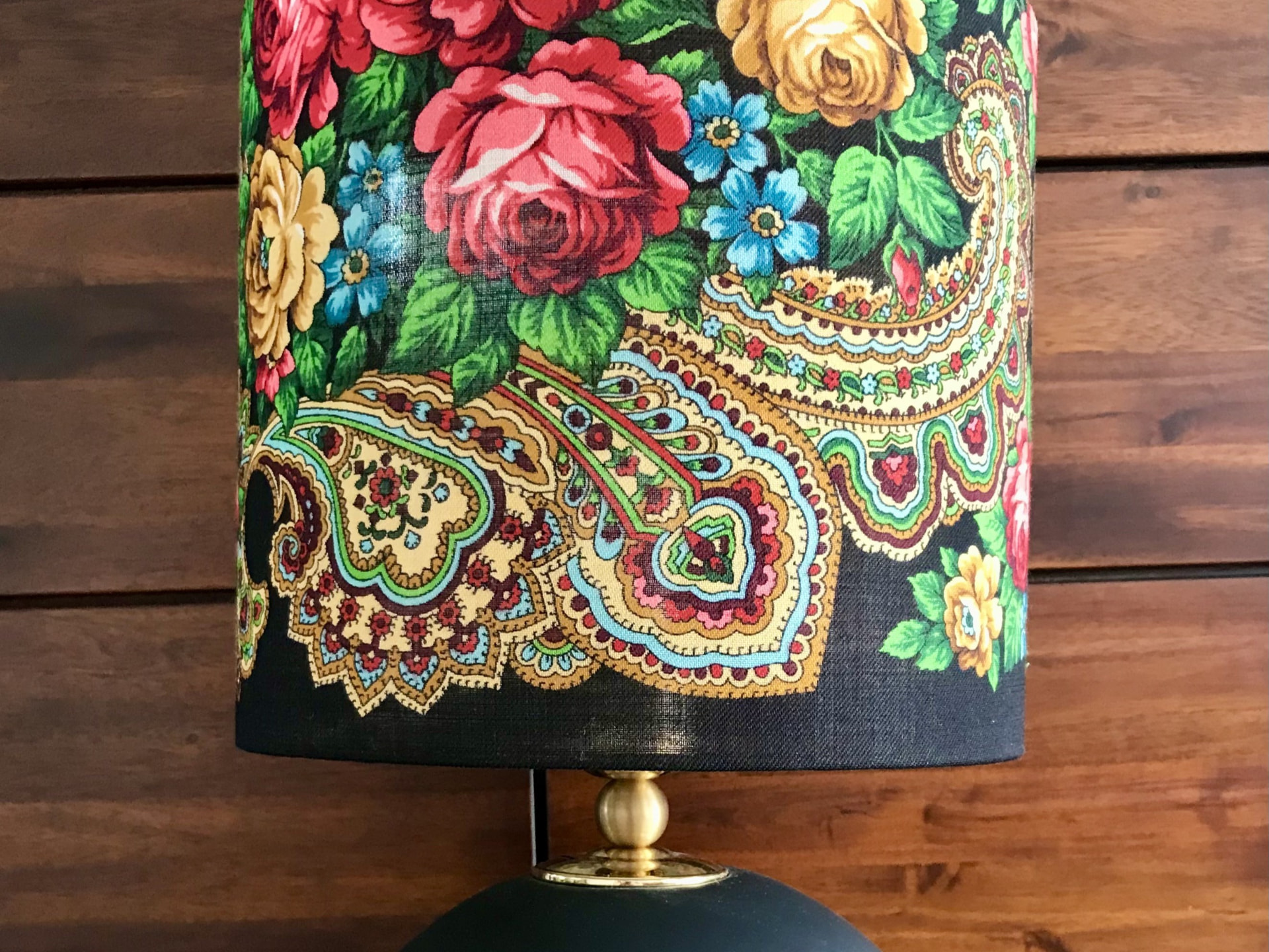 Detail eines Schirms aus russischem Wolltuch mit Rosen
