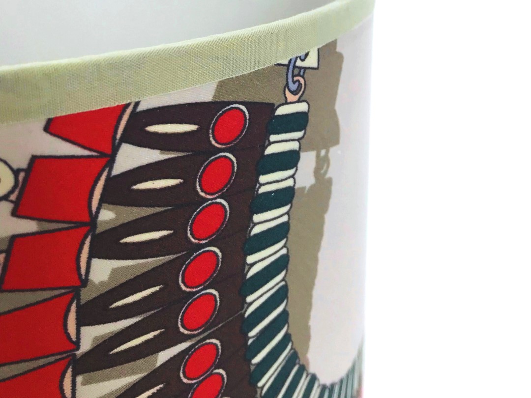 Detail eines Schirms mit ethnischem Motiv