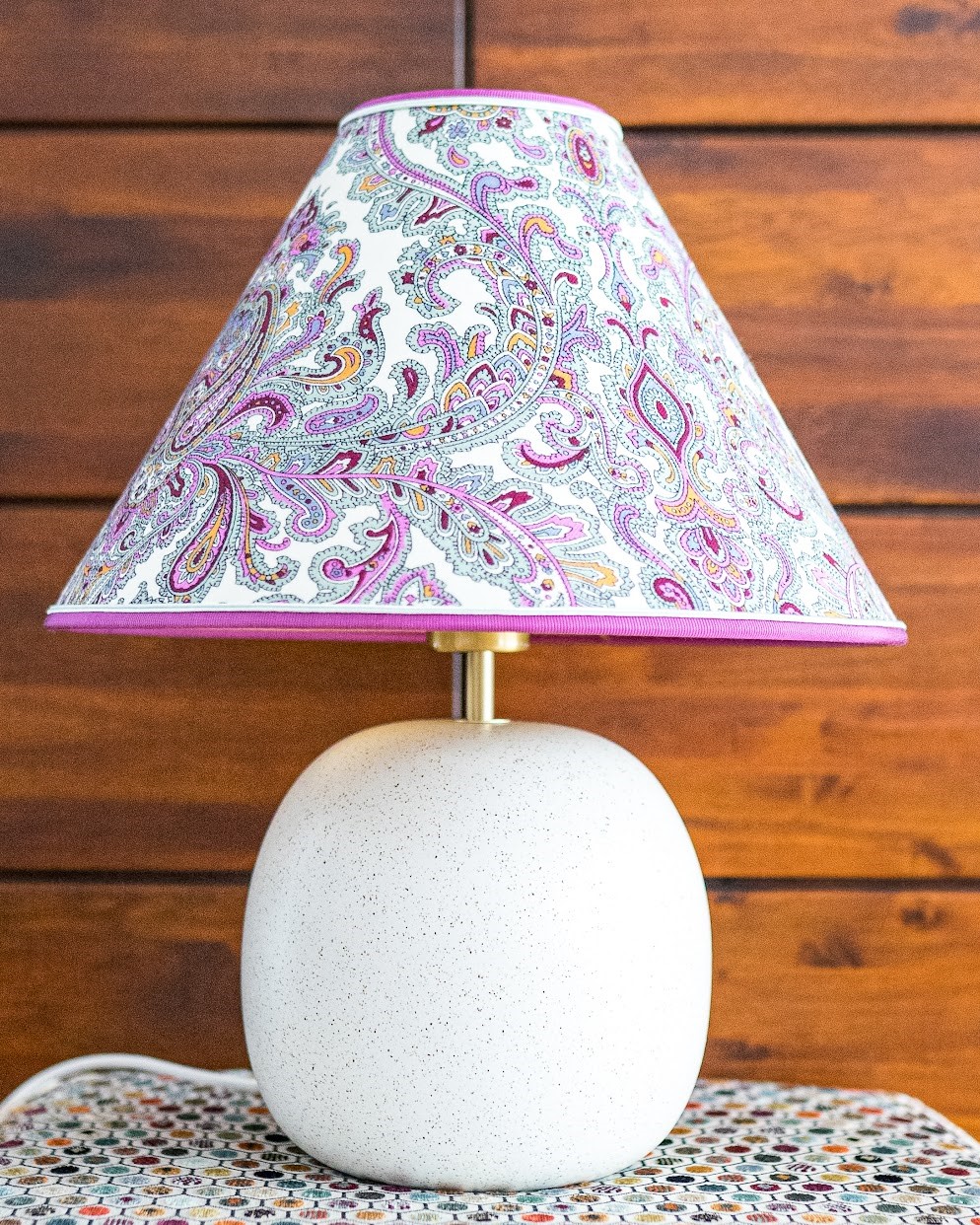 Lampe mit Paisley-Schirm auf weißem Keramikfuß
