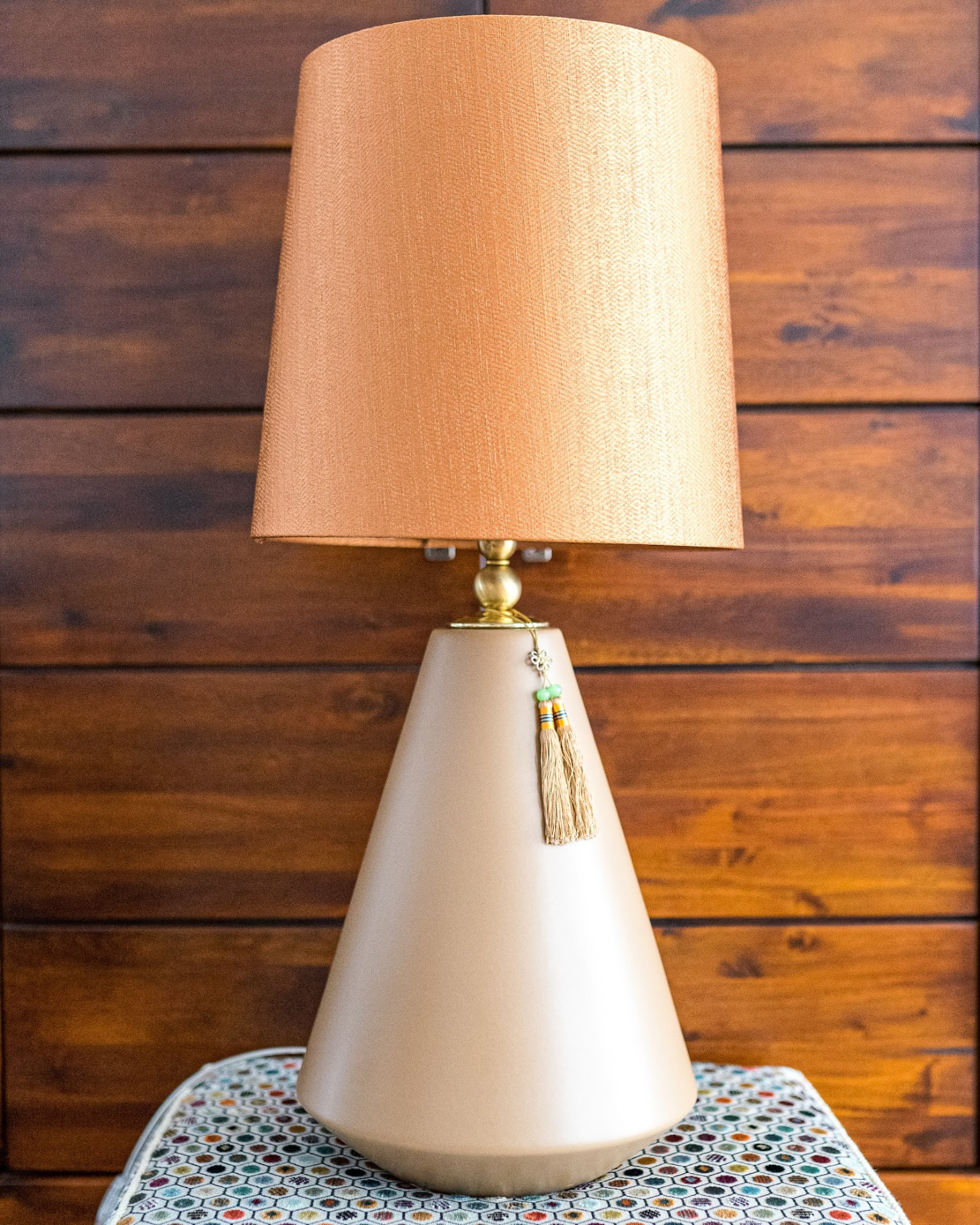 Lampe mit apricotfarbenem Schirm und Quaste auf konischem Fuß